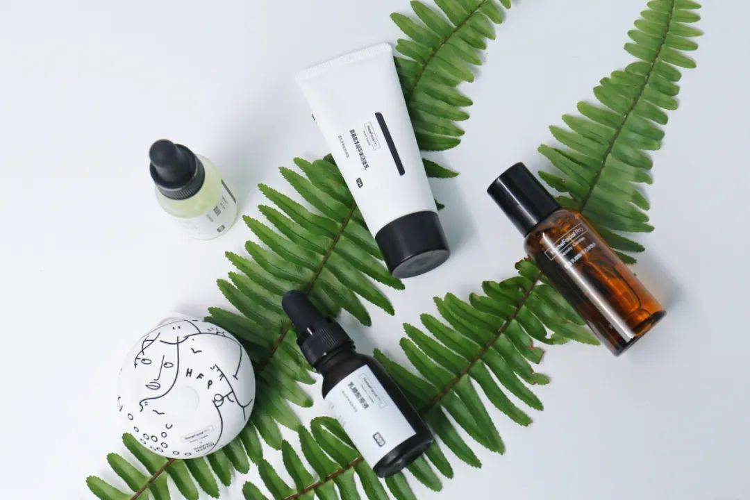 线条|她用一杆马克笔把简洁线条玩成了世界潮流！