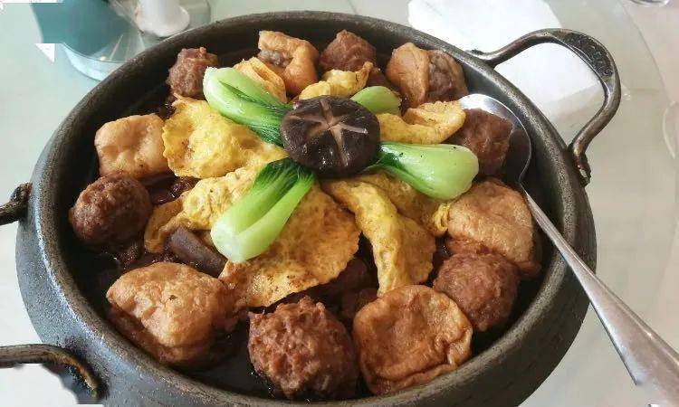 黄山臭鳜鱼和 胡适一品锅,以及毛豆腐,黑猪肉,油爆虾等菜品是安徽人常