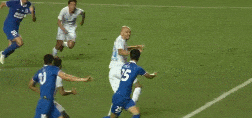 上海申花1:0大连人 下半场 59分钟曹趕定斜传球进禁区,彭欣力头球顶高