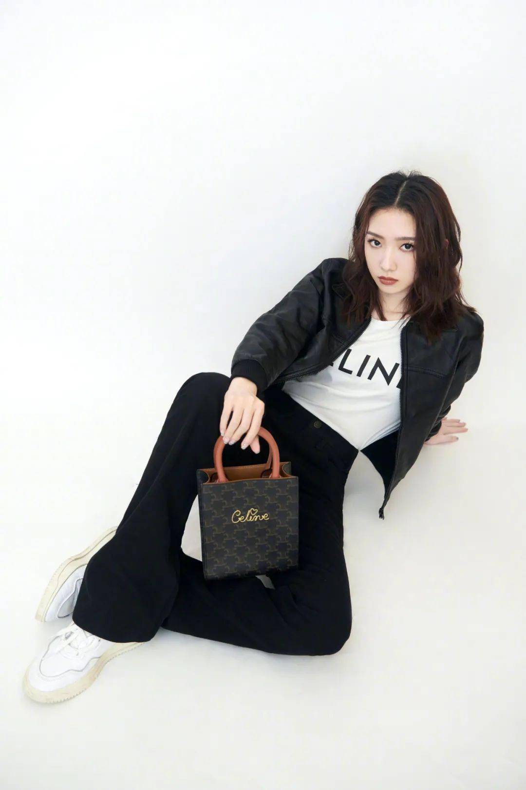 皮靴|时髦办 | 敢在夏天穿皮靴算什么,娜娜美岐的皮衣更带劲儿