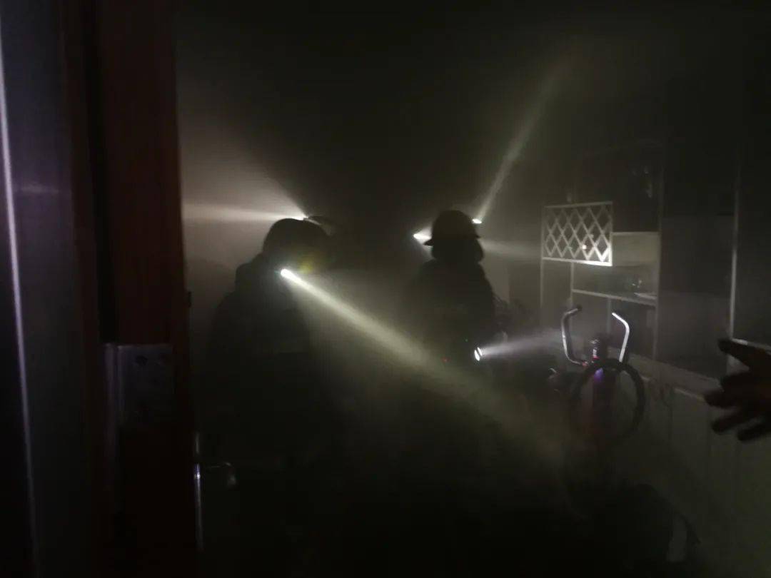 火灾|太冲动！夫妻吵架丈夫点燃衣柜纵火，20多名住户被连夜疏散