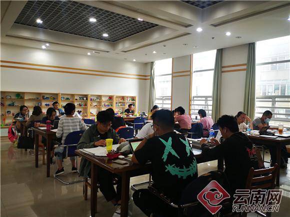 云南省图书馆假期一座难求 读者表示图书馆学习氛围很好 图1