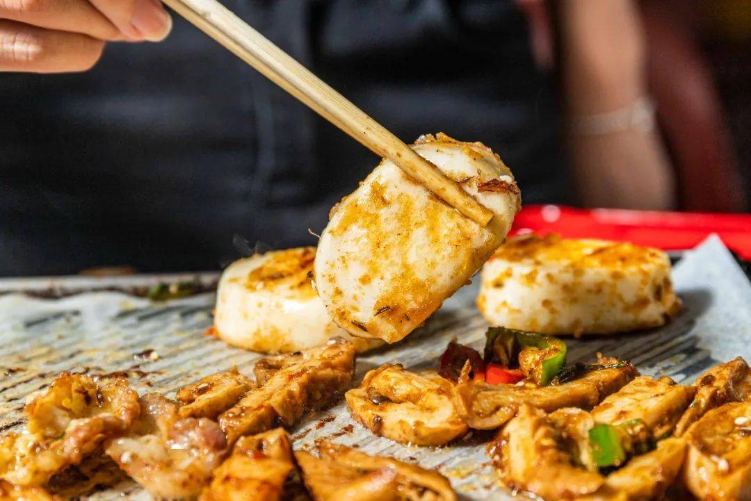 五花肉|这家烤肉店,凭着一口烤酸菜五花肉,圈了无数粉!藏在城院附近