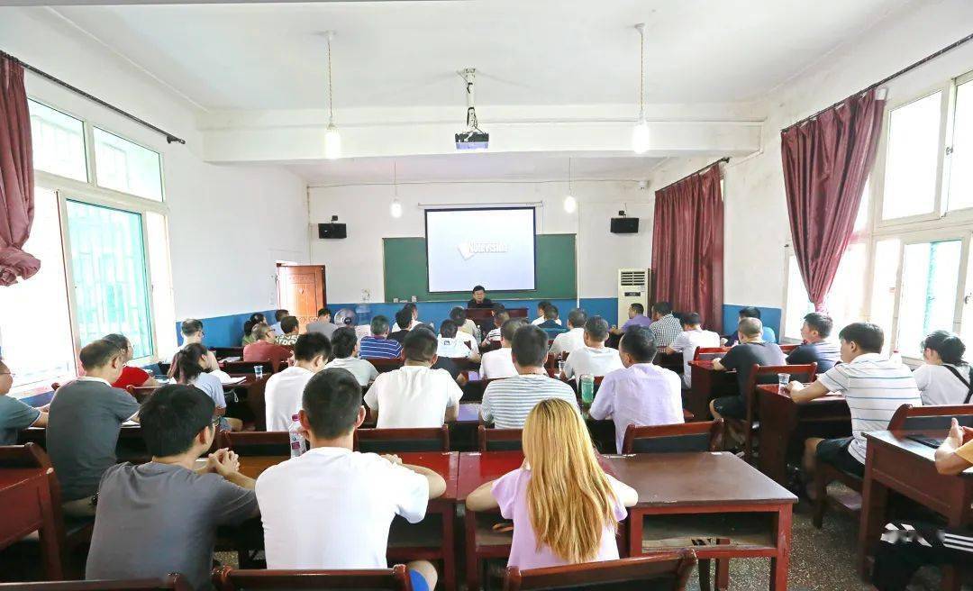 【天博官网平台】
王小刚在公司工艺技术人员培训班上要求： 增强学习 潜心钻研 提