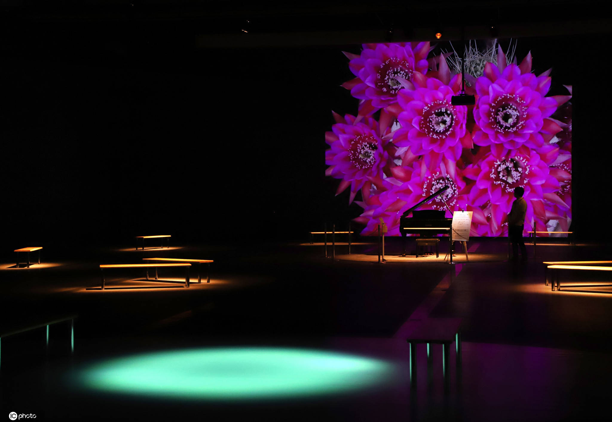 钢琴|日本科学未来馆推出酷炫装置 钢琴AI自动弹奏与背景交相辉映