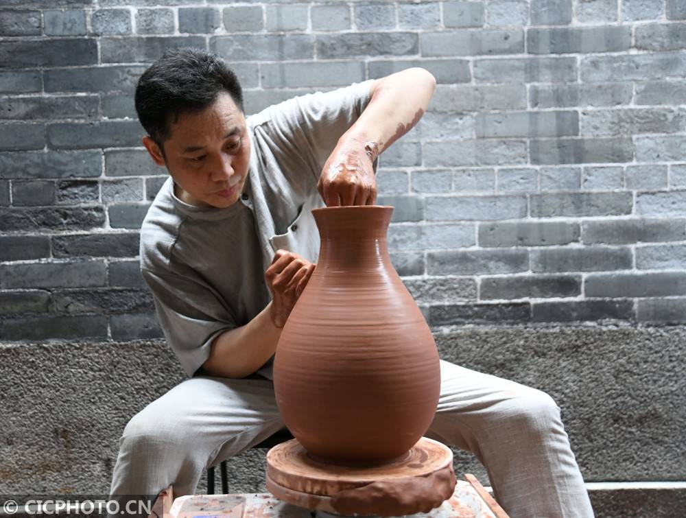 2020年8月10日,来自广西钦州的坭兴陶大师刘俭展示陶艺雕刻技术.
