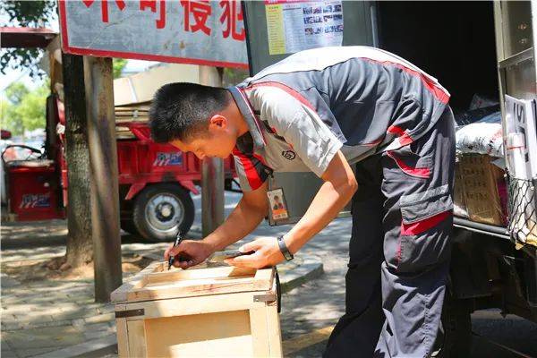 包裹|盛夏烈日下的快递员：每天工作近9小时 送百余件快递