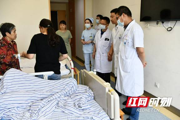 省二人民医院专家带领邵阳县人民医院骨科二区医师业务查房.