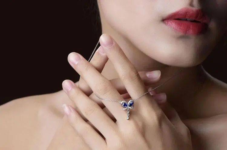 颜色|晒黑了怎么办？想要快速变白,这么戴珠宝就对了!