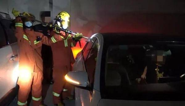 高温|高温天3岁孩子被困车内!消防员果断破窗救人