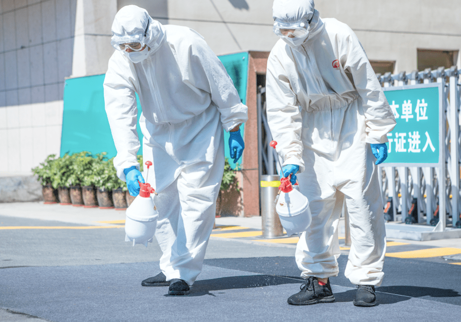△8月11日,疫情期间,新疆乌鲁木齐各个单位禁止随意出入,身穿防护服的