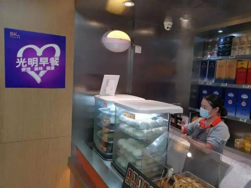 走进店堂,只见进门处的收银柜台上,左侧是蒸包机,包子,玉米,粽子等蒸