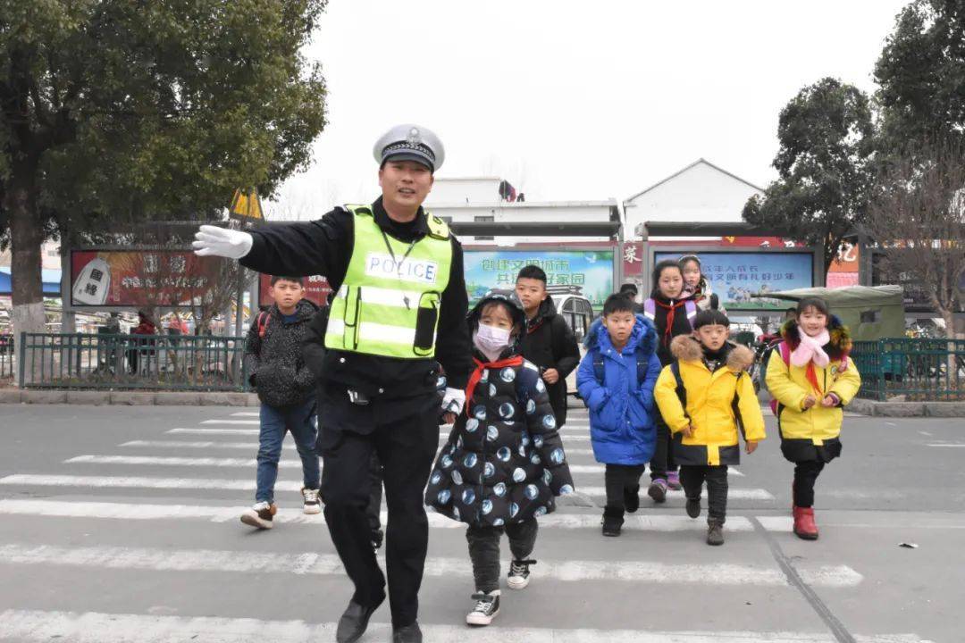毕业|啥情况？小学毕业照，C位是交警？！