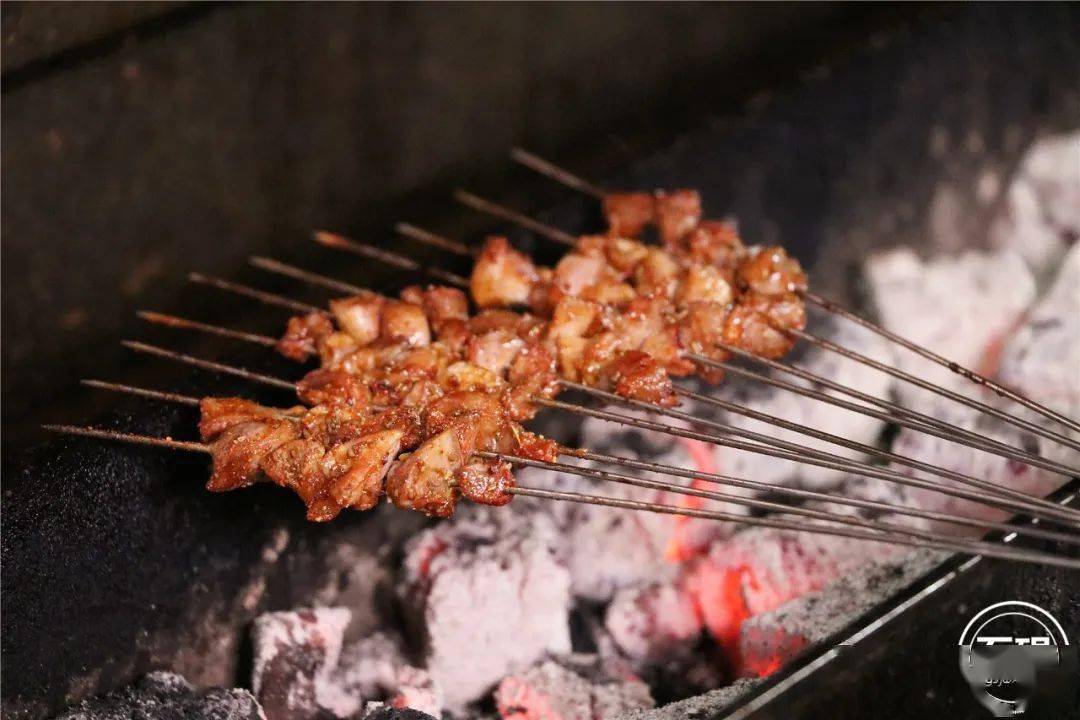 红遍天|我走进石碣这家烧烤店,老板竟做出这种举动...凌晨2点