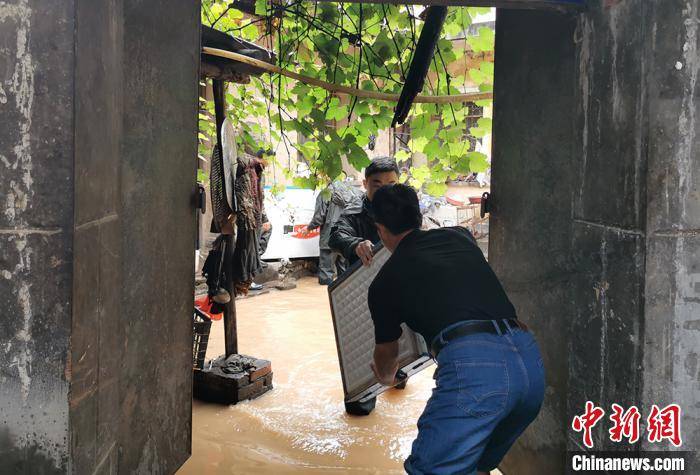 村庄|甘肃陇南暴雨致村庄内涝严重 被困人员安全疏散转移