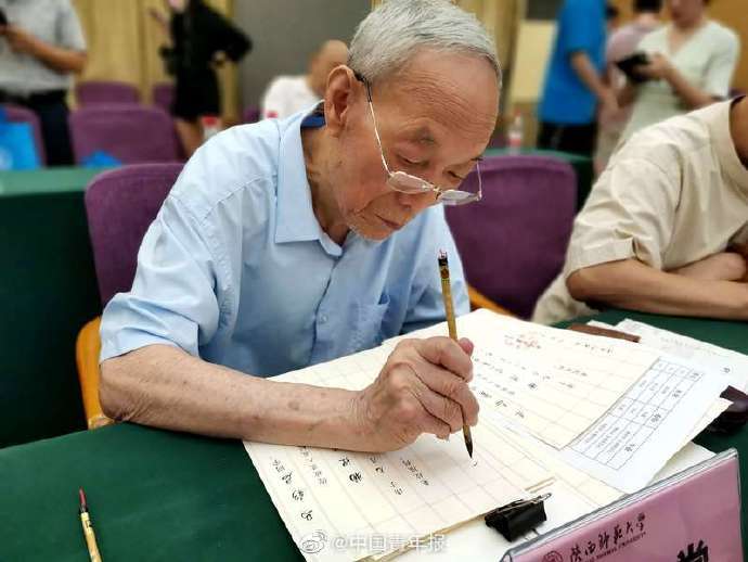 通知书|高校退休教授连续14年手写通知书