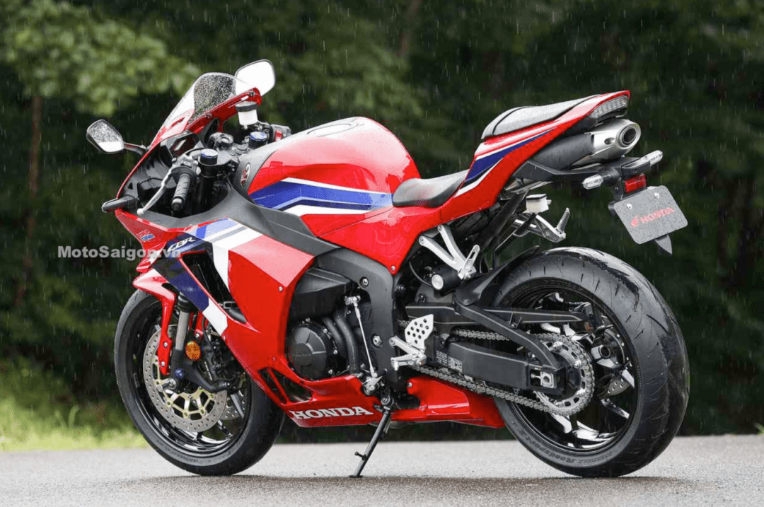 本田新款cbr600rr仿赛跑车实车图公布,坐高很亲民啊!