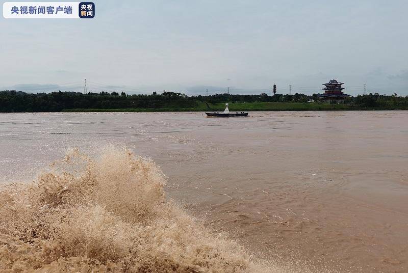 央视新闻客户端|洪峰过境！四川宜宾岷江洪峰通过 水位为近三年之最