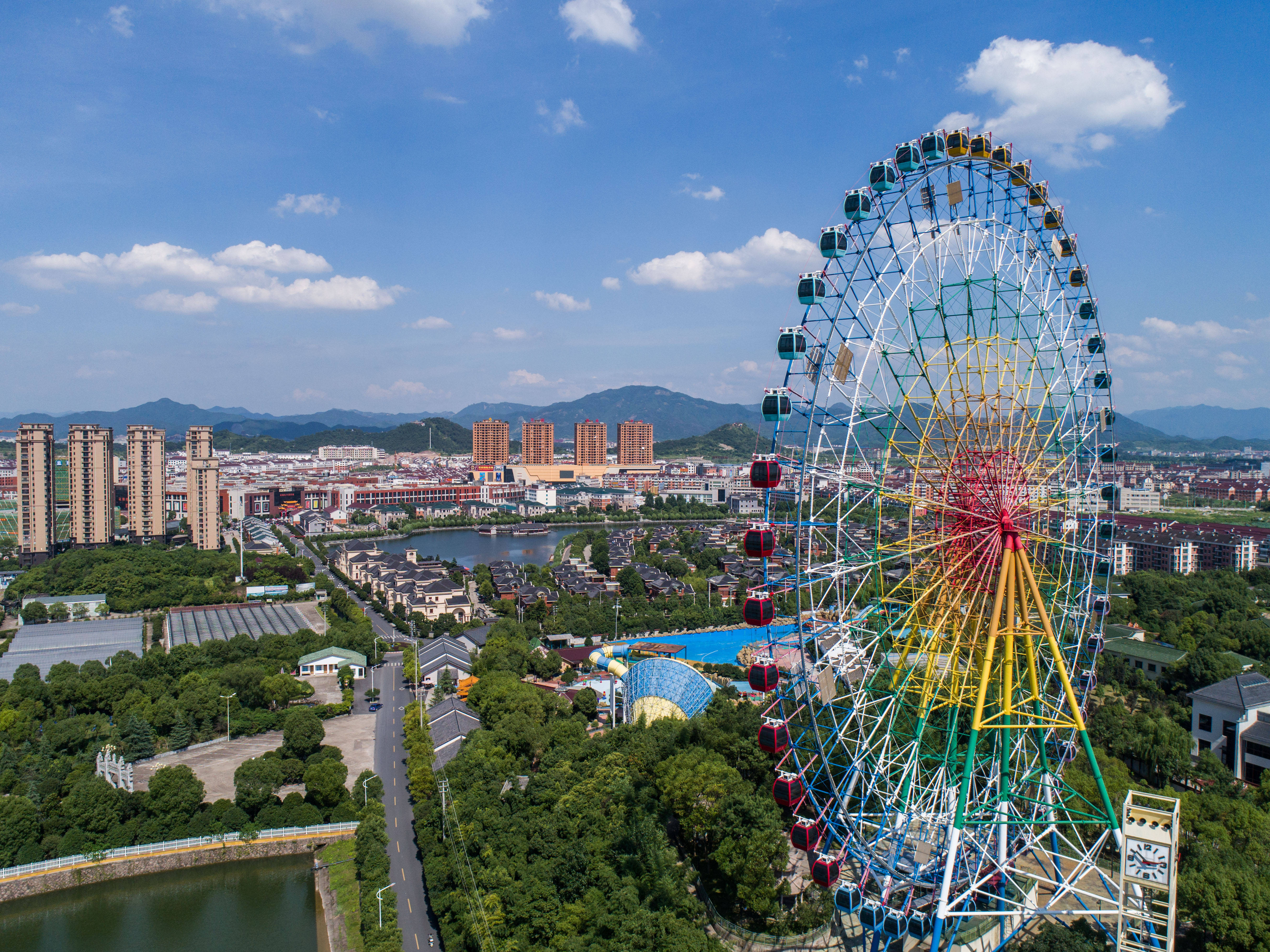 空中俯瞰浙江东阳花园村(2018年6月27日摄,无人机照片).