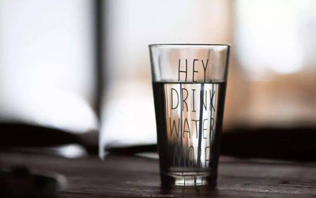 为什么有的人不喝酒也会痛风?提醒:这4种"水",同样升高尿酸!