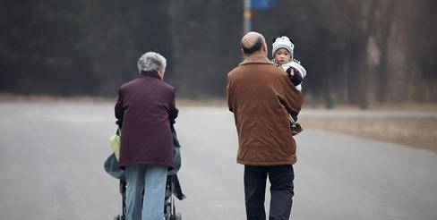“新型啃老”之痛源自父母不放手子女不感恩