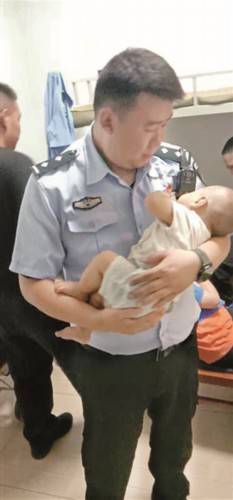 荒唐！夫妻吵架，把俩儿子丢街上称职！一群男民警轮流当“奶爸”