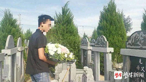 鲜花|18岁小伙收到大学录取通知书后，手捧鲜花拜谢一年前的“救命恩人”