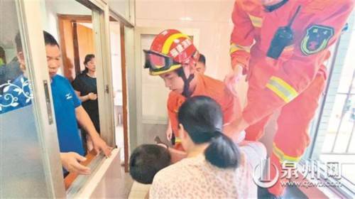 “托举哥”挺身而出保住孩子性命
