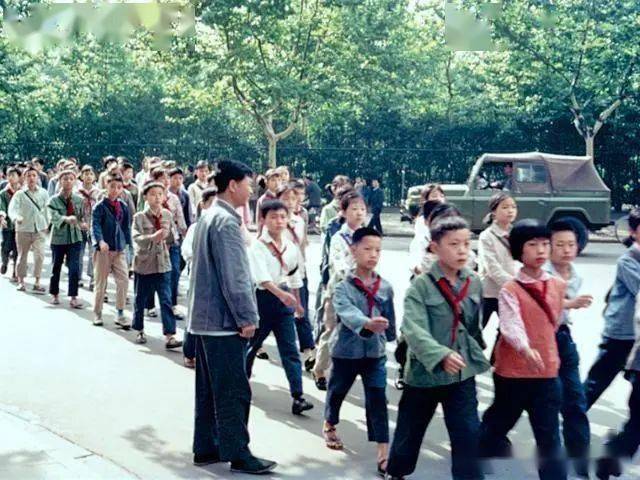 满满的回忆!70年代的小学生老照片,拍摄于1976年的上海