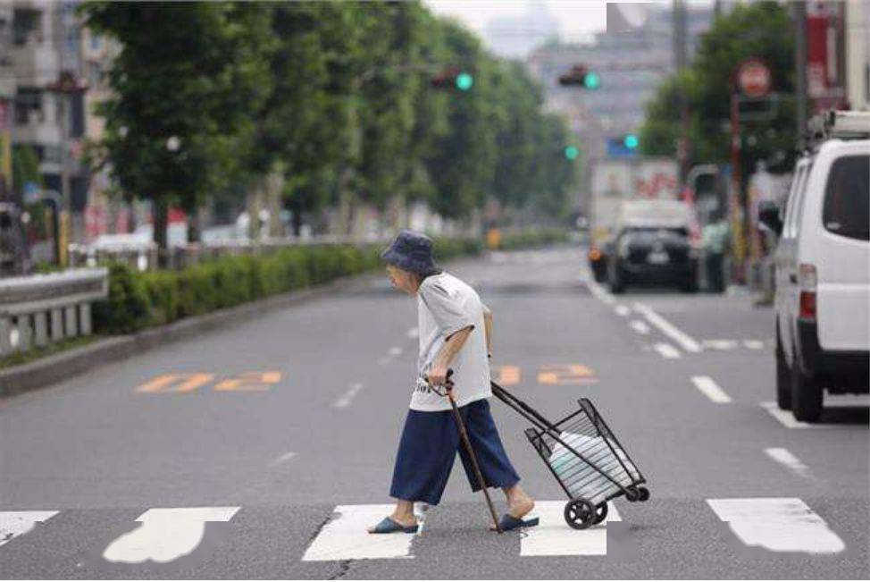 伏城人口_东汇城超市人口图片