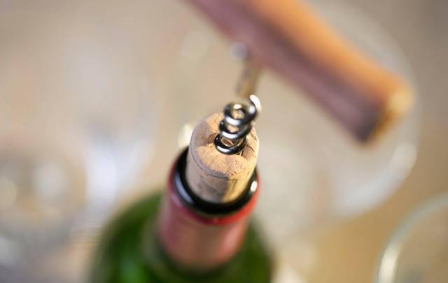 反应|蓝菲红酒小课堂︱开瓶后的红酒能放几天？