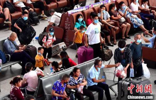 候车|福州：小朋友提前返乡备开学