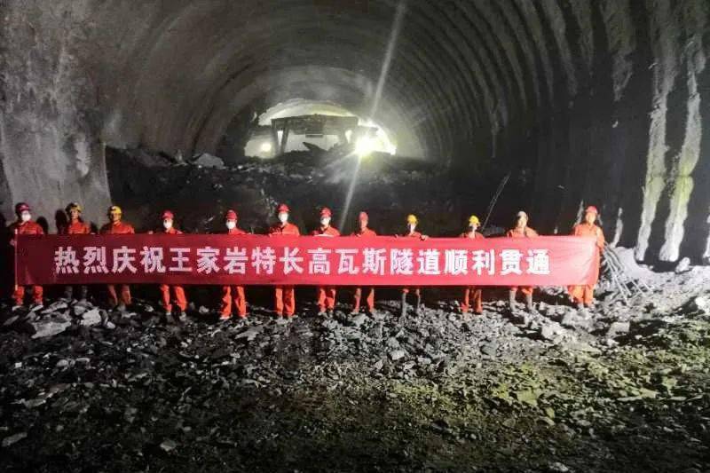 今年4月，巴万高速公路最长高瓦斯隧道——王家岩隧道施工进入关键阶段。