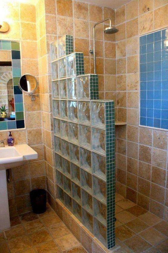 卫生间还在做玻璃隔断做成这样阶梯式掏个壁龛更为实用