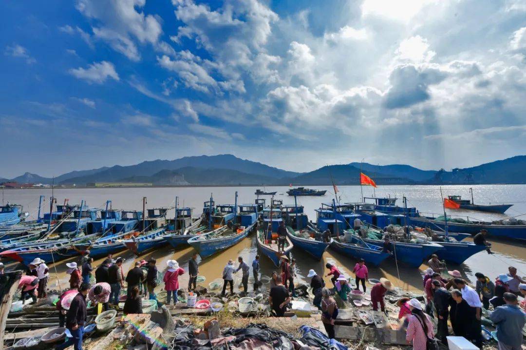 三门县,处于浙江东部黄金海岸线中段,东滨猫头水道,南与浦坝港镇连接