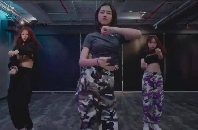 章子怡|汪峰大女儿小苹果晒舞蹈视频 稳居C位又美又飒