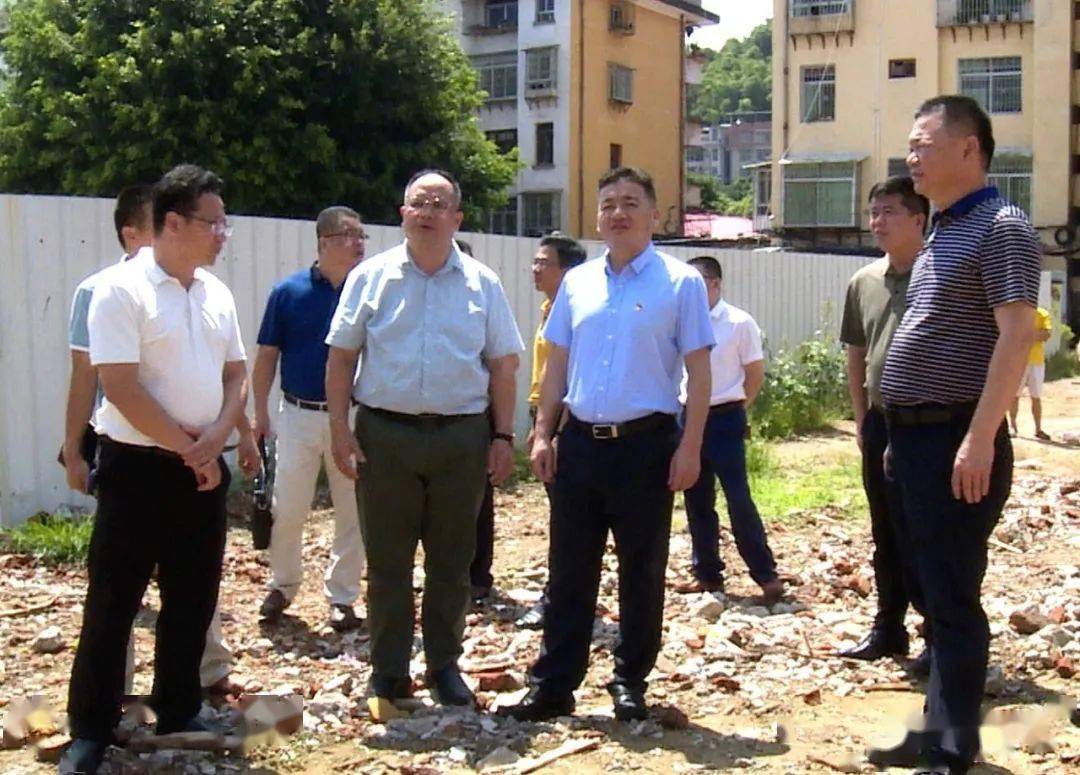 8月17日上午,县长简洪坤带领县教育局,县住建局,县自然资源局以及华丰