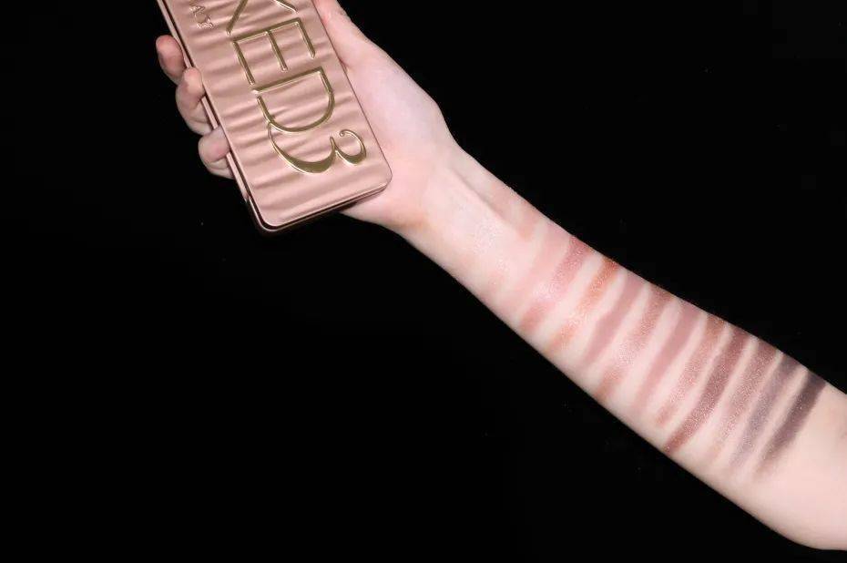 美人|彩妆博主人手一盘的UD眼影，究竟是真好用还是纯跟风？！