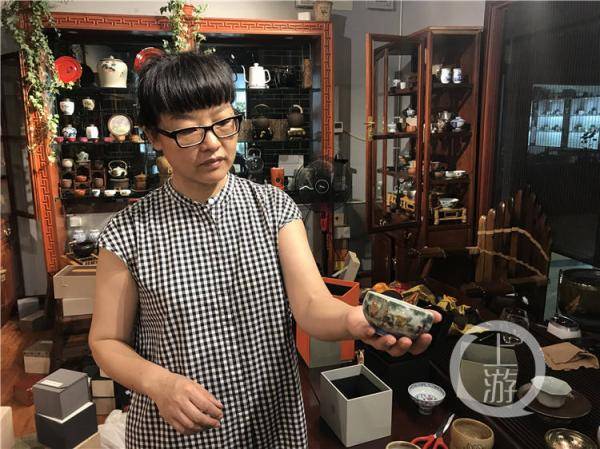 方女士|嘉陵江洪水进入洪崖洞景区一楼 断电前一秒商户还在搬东西