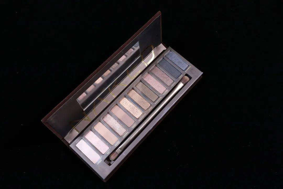 美人|彩妆博主人手一盘的UD眼影，究竟是真好用还是纯跟风？！