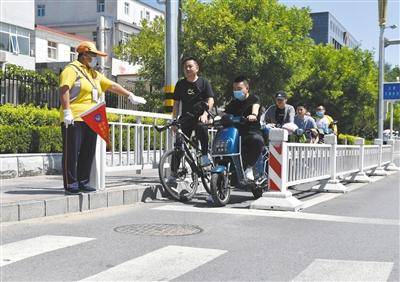 行人|柔性引导“连环击” 拦住违规过马路