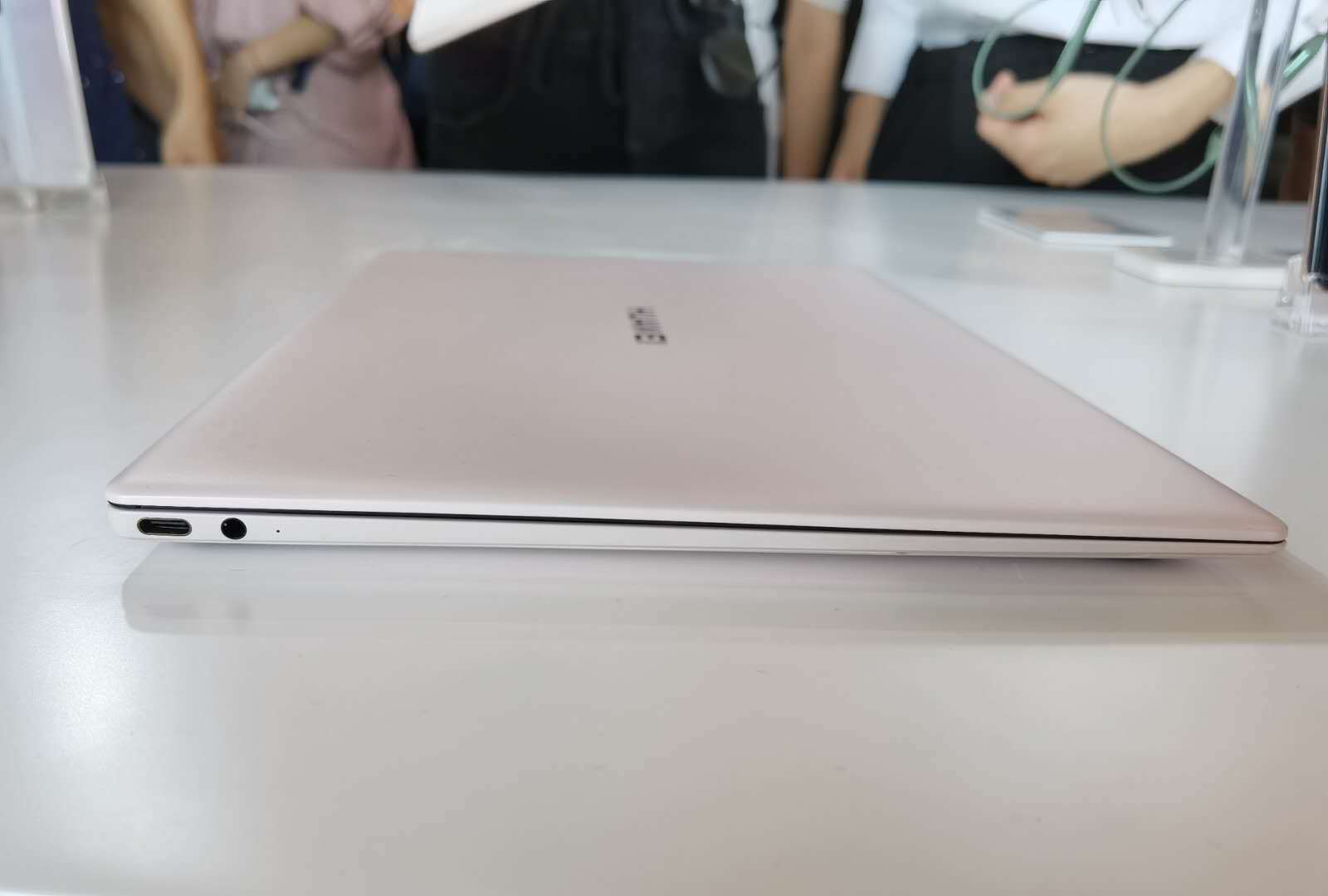 MateBook|华为MateBook X新机速赏：搭载热管链接屏幕转轴技术