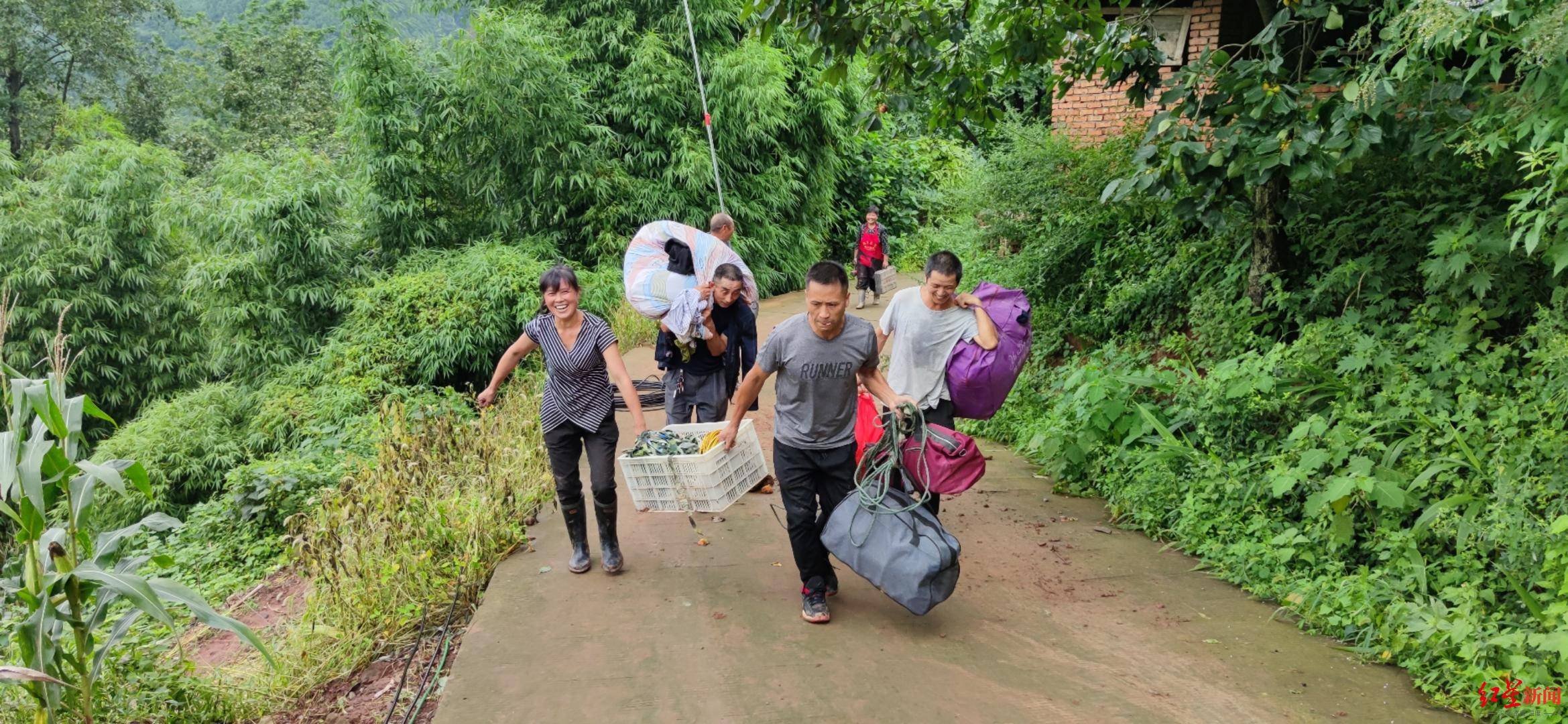 村民|雨夜，临睡前发现客厅1厘米裂缝……她的这一举动救下17人