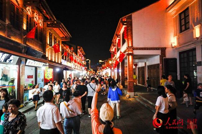 夜色下的漳州古城热闹非凡.郑文典摄