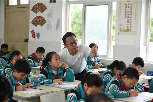 支起|支起一张干净平整的课桌