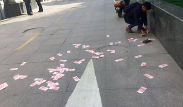 2岁儿童趴窗户扔百元大钞，撒1万只捡回3000元，哭诉：忘了关窗