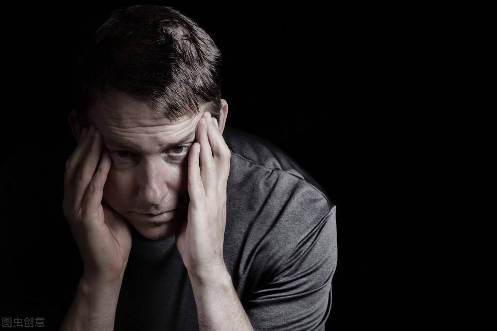 40岁大叔深夜坐路中哭泣:中年人连崩溃,都要先挑好时间