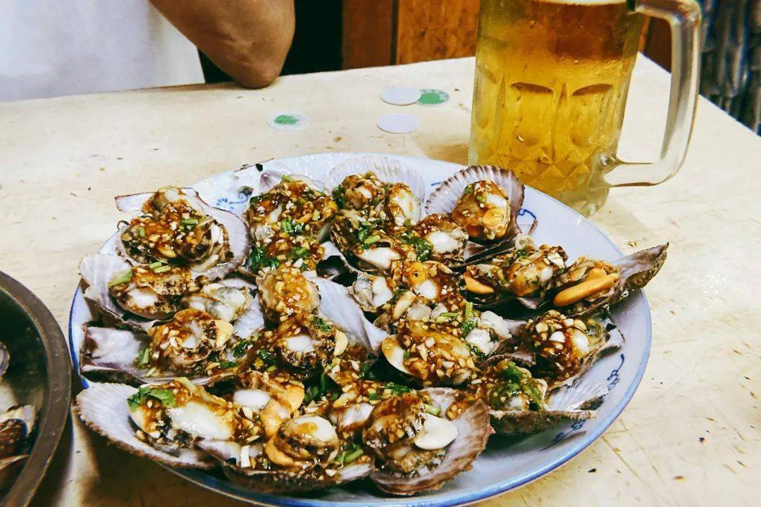 老啤酒基本都标配一个会料理的老板娘,第一轮酒我们选了青岛特色——