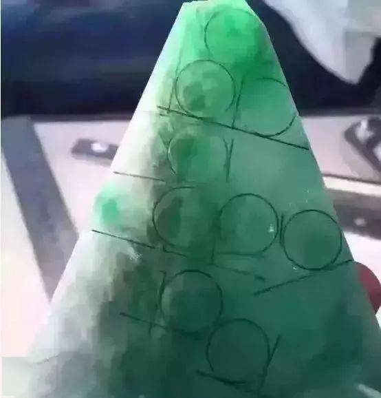 翡翠|清代满绿翡翠珠链现身鉴宝,一颗就值20万?!