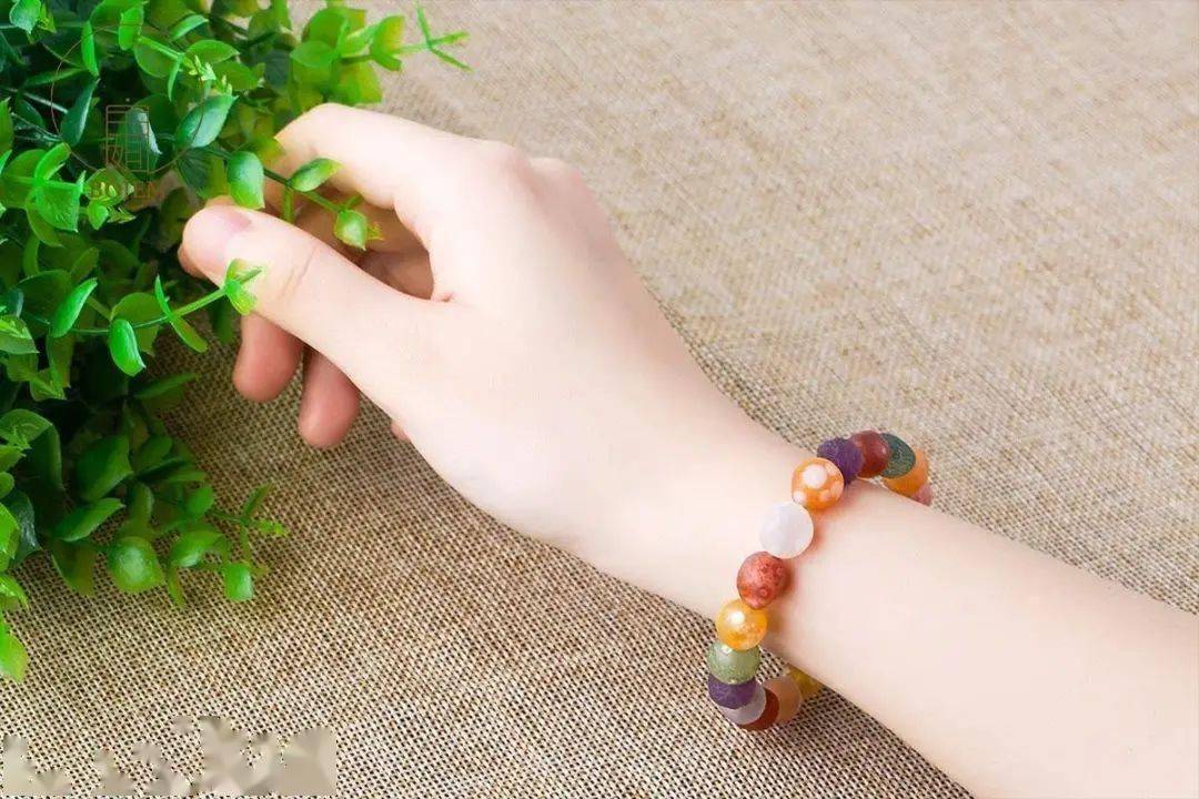 玛瑙|杨杨：5大“美人玉”，价格低哭了！却颜值不输翡翠，质感媲美羊脂！